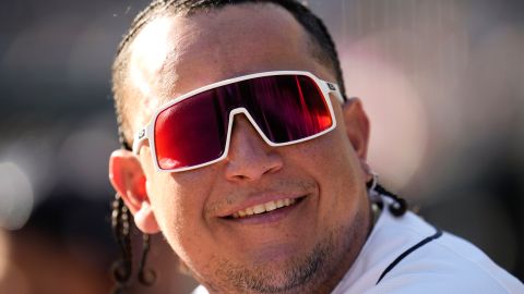 Miguel Cabrera ahora se desempeña como asistente de los Tigers.