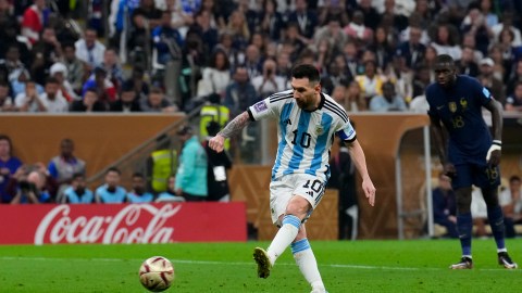 Messi marca su tiro penal durante el primer tiempo de la final del Mundial Qatar 2022 ante Francia.