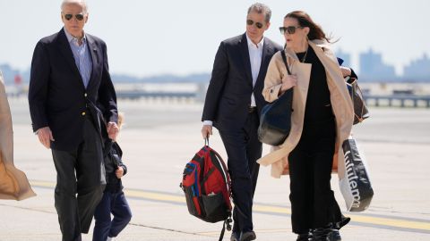 El presidente Joe Biden, de la mano de su nieto Beau Biden, camina con su hijo Hunter Biden y su hija Ashley Biden en marzo de 2024.