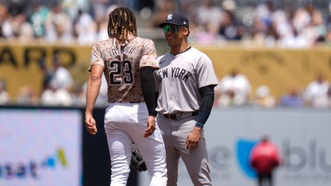 Juan Soto y Fernando Tatis Jr. comparten durante un encuentro entre Yankees y Padres.