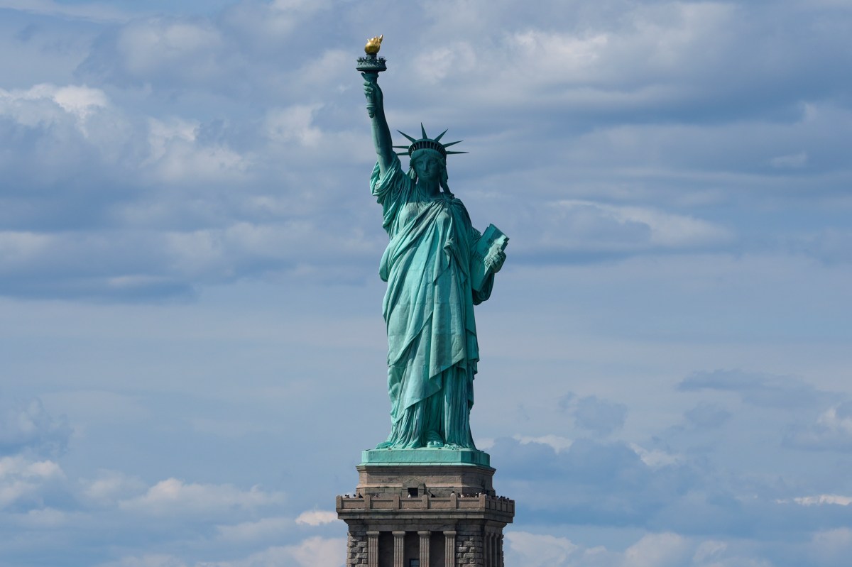 Eurodiputado de Francia exige a EE.UU. "devolver" la Estatua de la Libertad a su país