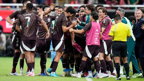 Jugadores de la selección de México celebran un gol de Raúl Jiménez ante Estados Unidos.