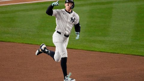 Aaron Judge conecta jonrón ante Dodgers durante la Serie Mundial 2024.