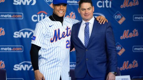 Carlos Mendoza comparte con Juan Soto en la rueda de prensa de presentación con Mets.