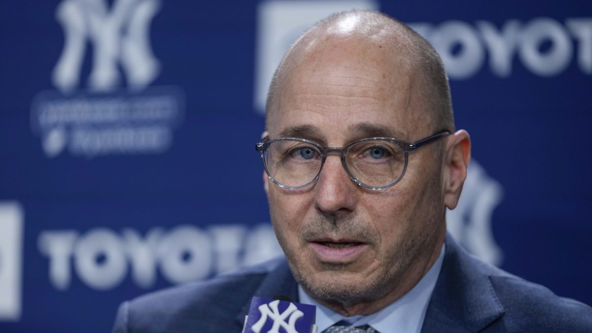 Brian Cashman reconoce que Yankees buscan picheo: “Hay muy poco disponible”