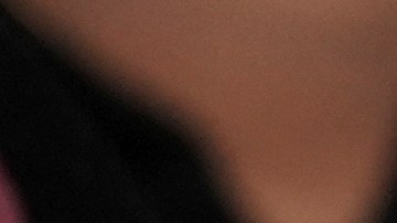 La activista Helene Villalonga lleva una camiseta en la que pide el Estatus de Protección Temporal (TPS) para los venezolanos durante una conferencia de prensa para denunciar los cambios en las protecciones que protegieron a cientos de miles de venezolanos de la deportación, el lunes 3 de febrero de 2025, en Doral, Florida.