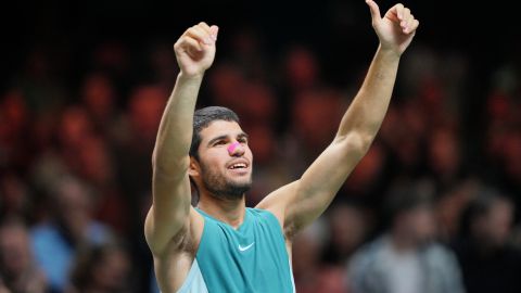 Carlos Alcaraz celebra tras ganar un torneo en Países Bajos.