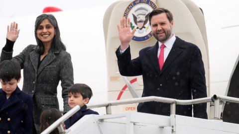 El vicepresidente estadounidense, J. D. Vance, y la segunda dama, Usha Vance, con sus hijos, Ewan, Vivek y Mirabel, saludan a su llegada al aeropuerto de Múnich, Alemania, el jueves 13 de febrero de 2025.