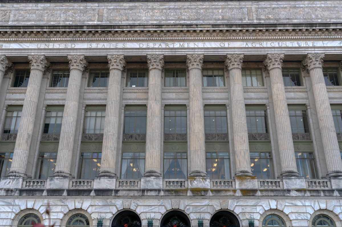 Juez federal ordena a Trump devolver sus trabajos a miles de empleados transitorios despedidos