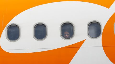 Un migrante mira por la ventana de un avión que transportaba migrantes venezolanos deportados de Estados Unidos tras aterrizar en el Aeropuerto Internacional Simón Bolívar de Maiquetía, Venezuela, el lunes 24 de febrero de 2025.