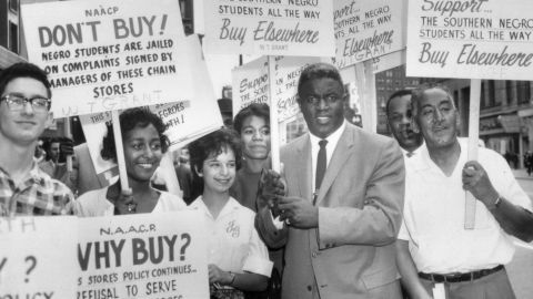 Jackie Robinson (C) durante una marcha en Cleveland contra la discriminación y el racismo.