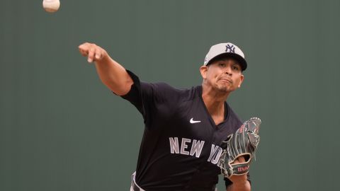 Carlos Carrasco firmó con los Yankees un contrato de Ligas Menores.