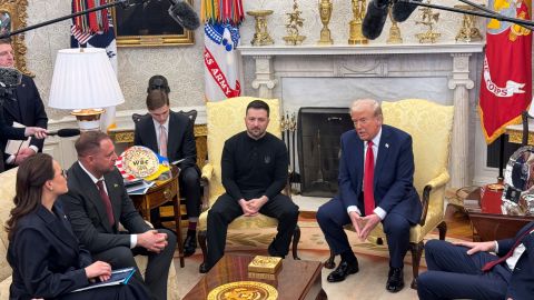 Donald Trump se reúne con el presidente ucraniano Volodymyr Zelensky en la Oficina Oval de la Casa Blanca.