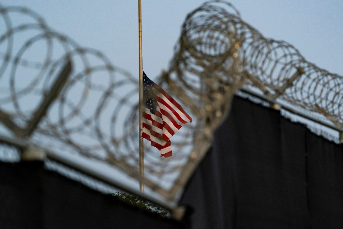 Juez federal falla contra demandantes que pedían prohibir más envíos de migrantes a Guantánamo