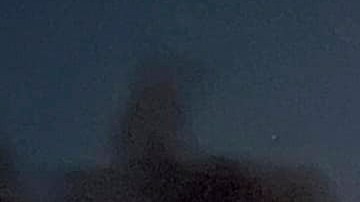 En esta foto publicada por el Departamento de Bomberos del Condado de Horry, se ve humo proveniente de los incendios en el condado de Horry, Carolina del Sur, el sábado 1 de marzo de 2025.