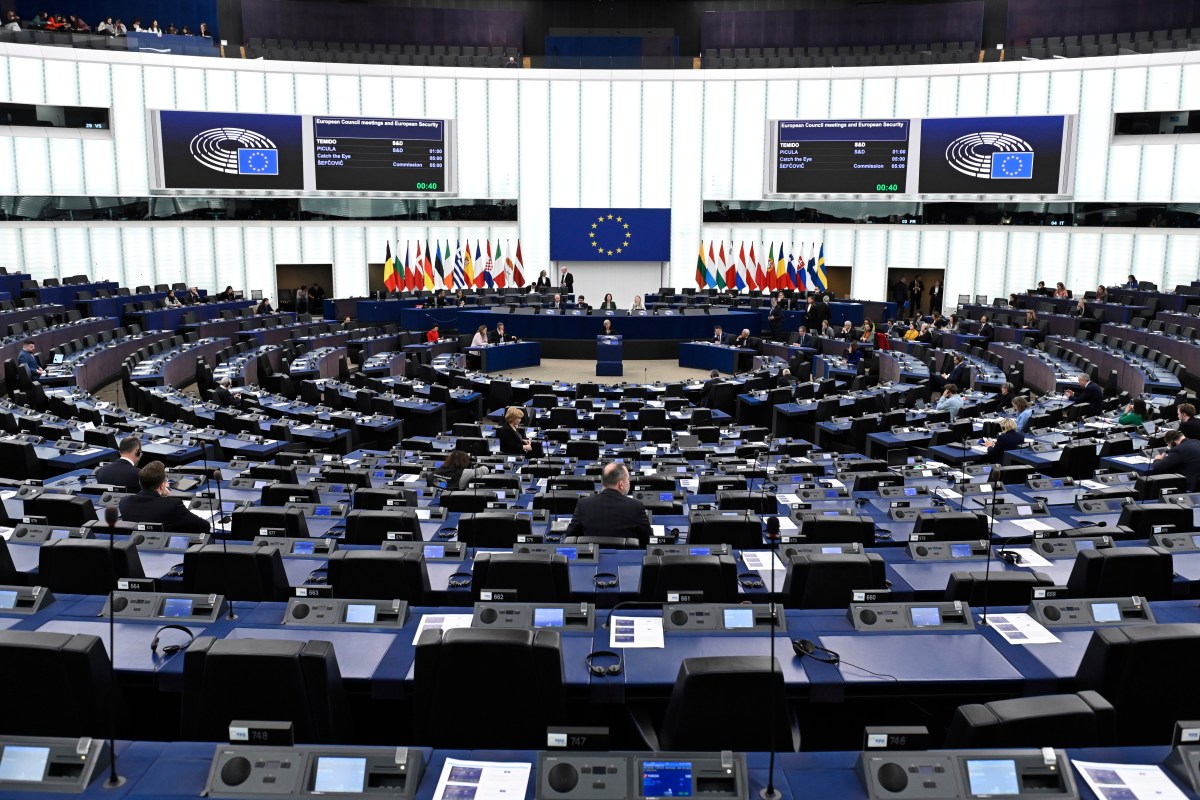 Eurocámara condena "chantajes" a Ucrania y ve "peligroso" que EE.UU. negocie con Rusia