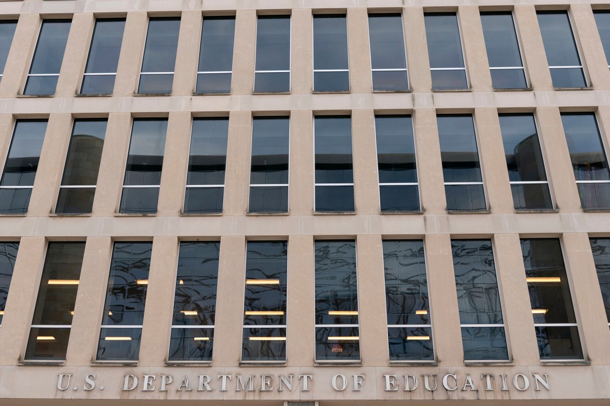 Gobernadora de Puerto Rico dice que no peligran fondos federales tras despidos en Departamento de Educación de EE.UU.