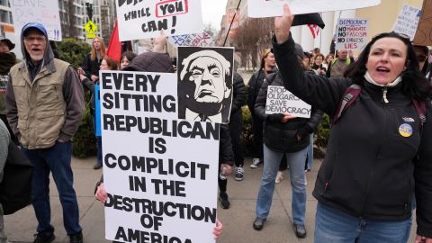 Manifestantes protestan contra la administración Trump cerca de la Casa Blanca, Washington.