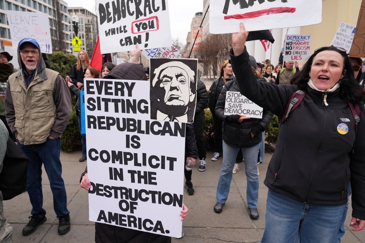 Nueva protesta contra Trump ataca a demócratas por apoyar prórroga presupuestaria