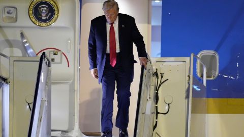 El presidente Donald Trump llega al Aeropuerto Internacional de Palm Beach, Florida, el viernes 14 de marzo de 2025, en el Air Force One.