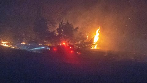 Bomberos de Coyle, Oklahoma, combaten un incendio forestal el viernes 14 de marzo de 2025, al sur de Langston, Oklahoma.