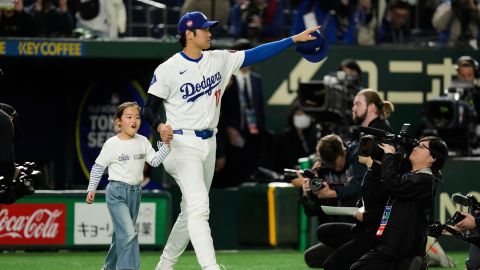 Ohtani es ovacionado durante el duelo entre Gigantes y Dodgers en el Domo de Tokio en Japón.