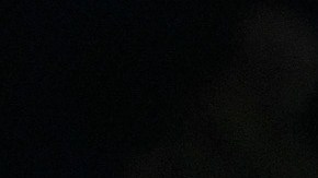 En esta fotografía proporcionada por la oficina de prensa de la presidencia de El Salvador, guardias penitenciarios trasladan a deportados de Estados Unidos, presuntos pandilleros venezolanos, al Centro de Reclusión Antiterrorista en Tecoluca, El Salvador, el domingo 16 de marzo de 2025.