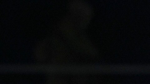 En esta fotografía proporcionada por la oficina de prensa de la presidencia de El Salvador, guardias penitenciarios trasladan a deportados de Estados Unidos, presuntos pandilleros venezolanos, al Centro de Reclusión Antiterrorista en Tecoluca, El Salvador, el domingo 16 de marzo de 2025.