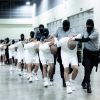 En esta fotografía proporcionada por la oficina de prensa de la presidencia de El Salvador, guardias penitenciarios trasladan a deportados de Estados Unidos, presuntos pandilleros venezolanos, al Centro de Reclusión Antiterrorista en Tecoluca, El Salvador, el domingo 16 de marzo de 2025.