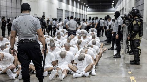 Un guardia penitenciario traslada a deportados de EE.UU., presuntos pandilleros venezolanos, al Centro de Reclusión Antiterrorista en Tecoluca, El Salvador.