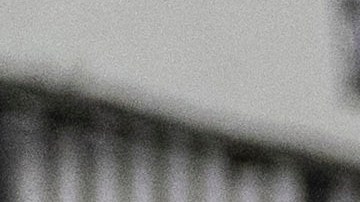 En esta fotografía proporcionada por la oficina de prensa de la presidencia de El Salvador, un guardia penitenciario traslada a deportados de Estados Unidos, presuntos pandilleros venezolanos, al Centro de Reclusión Antiterrorista en Tecoluca, El Salvador, el domingo 16 de marzo de 2025.