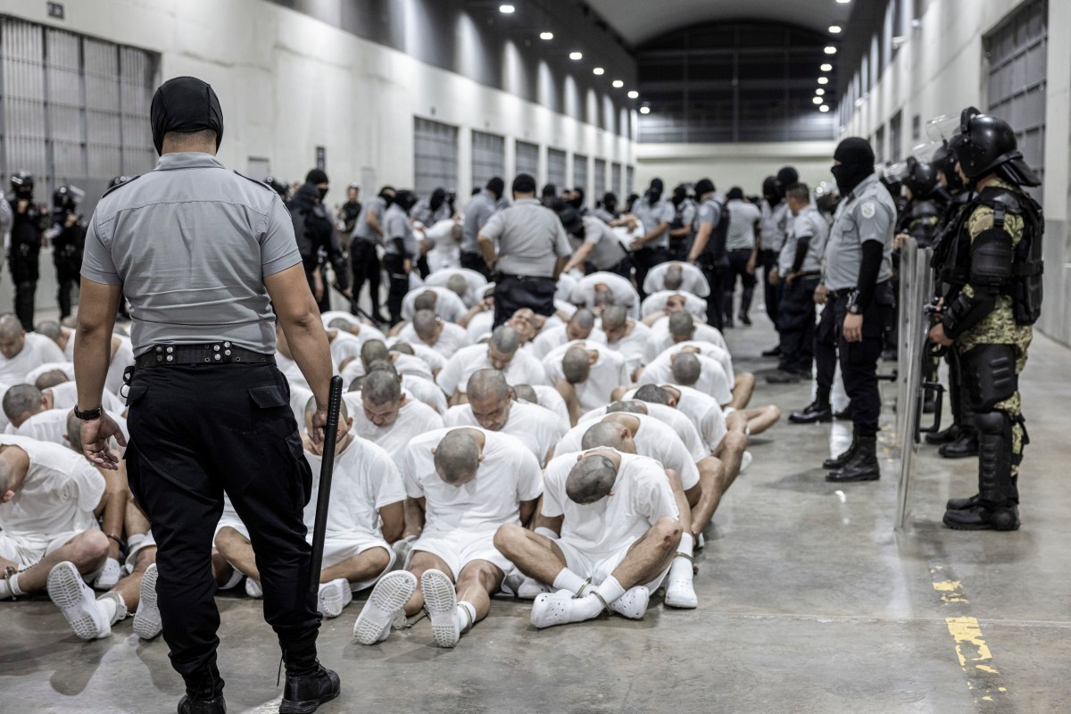 Jueza cree que EE.UU. trató mejor a nazis que a venezolanos deportados a El Salvador