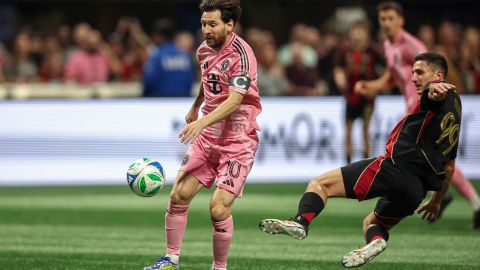 Lionel Messi marca tras picar el balón ante Atlanta United.