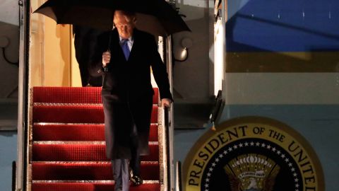 El presidente Donald Trump baja las escaleras del Air Force One a su llegada a la Base Conjunta Andrews, Maryland, el lunes 17 de marzo de 2025.