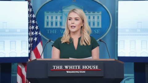 Leavitt citó a Trump diciendo: "Hamás, los hutíes, Irán, todos aquellos que buscan aterrorizar no solo a Israel, sino también a EE.UU., pagarán un precio: se desatará el infierno".