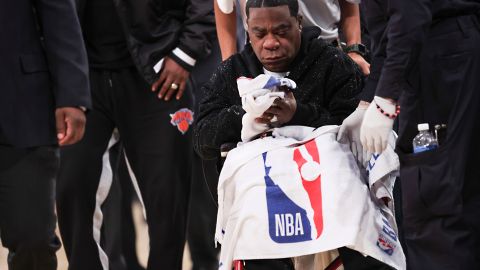 Tracy Morgan es atendido durante el encuentro entre Knicks y Heat de la NBA.