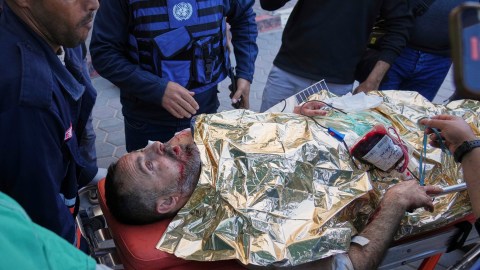 Un trabajador herido del Servicio de Acción contra las Minas de las Naciones Unidas (UNMAS) es trasladado al Hospital de los Mártires de Al-Aqsa.