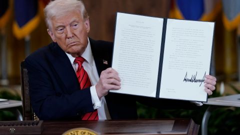 Trump durante la firma de la orden.