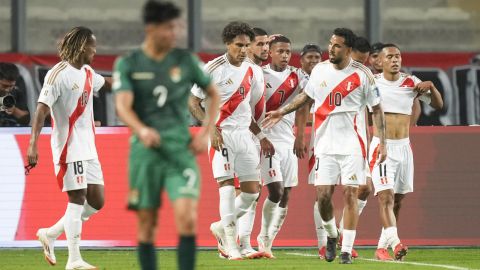 Jugadores de Perú celebran tras anotarle a Bolivia.