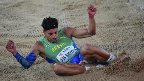 Atleta brasileño pierde su bronce mundial por saltar con unas zapatillas ilegales