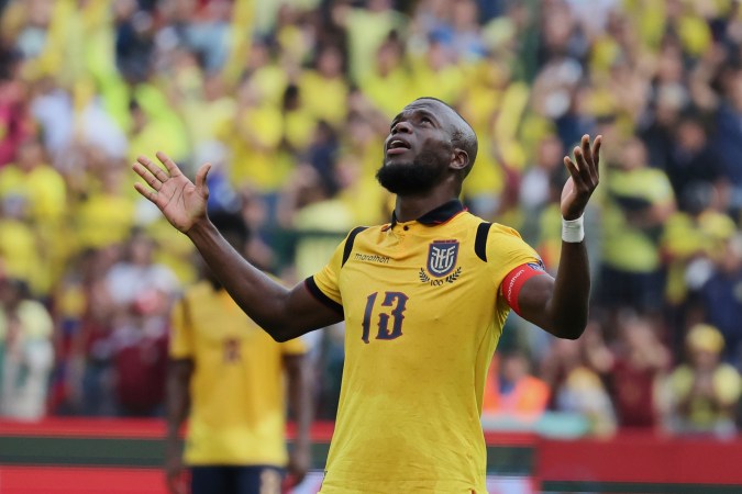 Enner Valencia guió la victoria de Ecuador ante Venezuela.