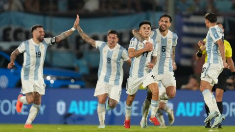 Argentina celebra un gol frente a Uruguay por Eliminatorias Sudamericanas.