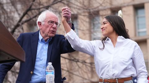 Los demócratas Alexandria Ocasio Cortez y Bernie Sanders