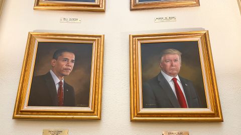 Retratos del presidente Donald Trump y del expresidente Barack Obama cuelgan en la Rotonda del Capitolio en Denver el lunes 24 de marzo de 2025.