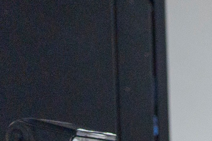 El ministro de Justicia y Seguridad Pública, Héctor Villatoro, acompaña a la secretaria de Seguridad Nacional, Kristi Noem, durante un recorrido por el Centro de Reclusión de Terroristas en Tecoluca, El Salvador.