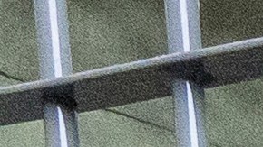 El ministro de Justicia y Seguridad Pública, Héctor Villatoro (izquierda), acompaña a la secretaria de Seguridad Nacional, Kristi Noem (centro), mientras observan a los presos en una celda durante un recorrido por el Centro de Reclusión de Terroristas en Tecoluca, El Salvador, el miércoles 26 de marzo de 2025.