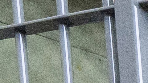 El ministro de Justicia y Seguridad Pública, Héctor Villatoro (izquierda), acompaña a la secretaria de Seguridad Nacional, Kristi Noem (centro), mientras observan a los presos en una celda durante un recorrido por el Centro de Reclusión de Terroristas en Tecoluca, El Salvador, el miércoles 26 de marzo de 2025.