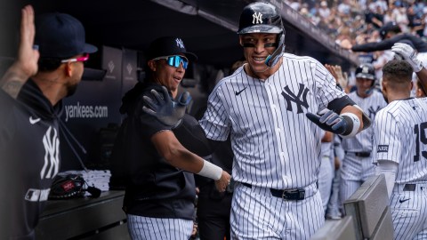 Aaron Judge festeja con sus compañeros de Yankees luego de batear jonrón ante Brewers.