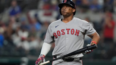 Rafael Devers se poncha en encuentro frente a Texas Rangers.