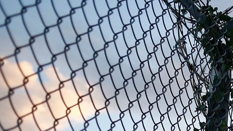 La prisión migratoria en Guantánamo es aledaña a la base militar.